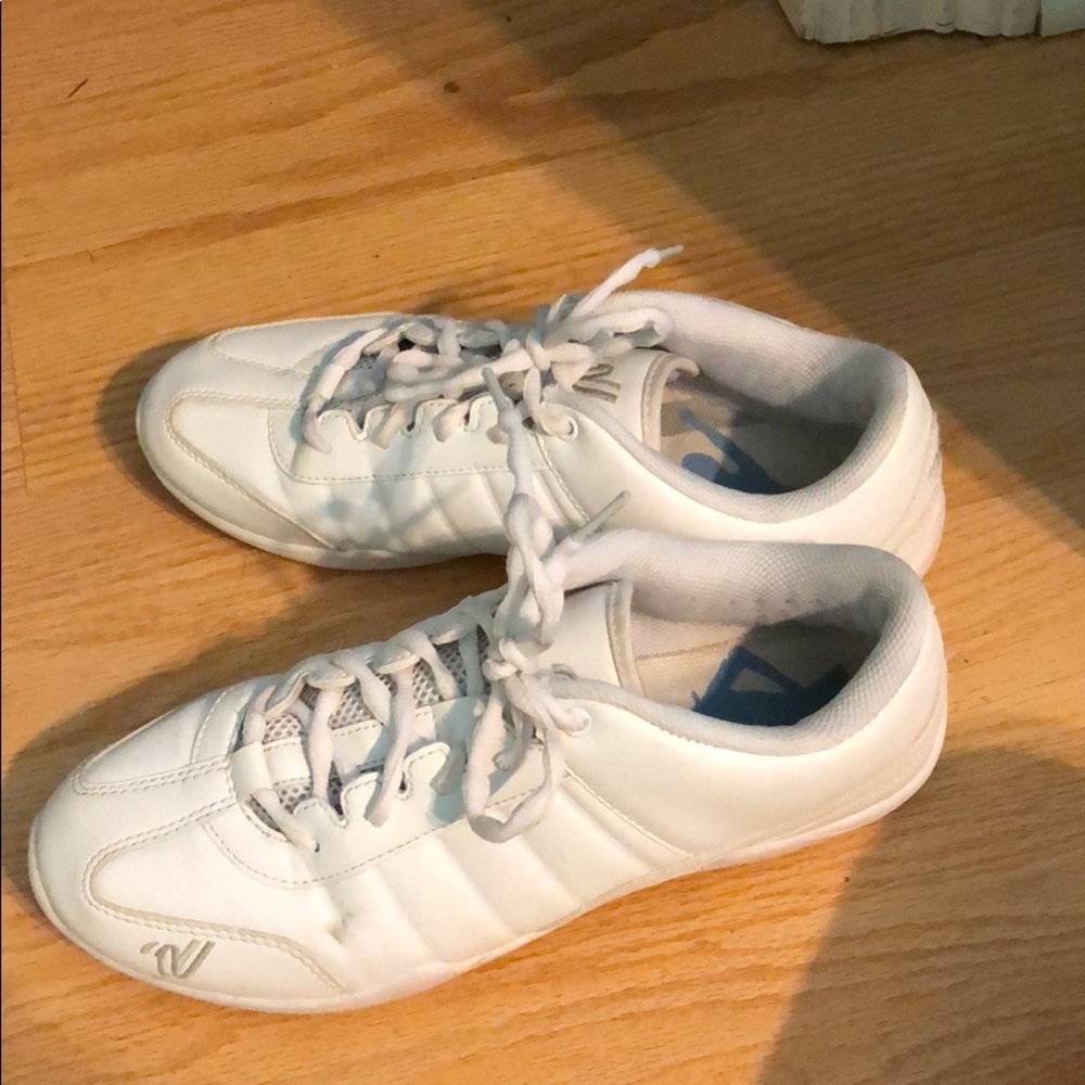 Cheer shoes